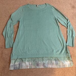 ⭐️ Logo by Lori Goldstein women’s top size large